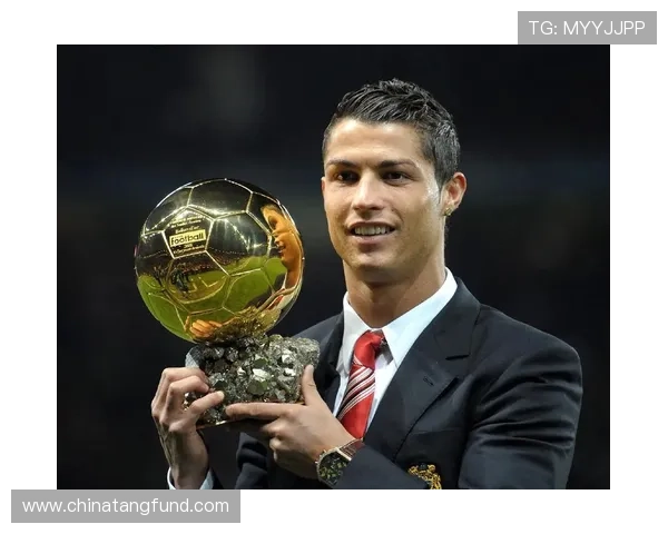 足球明星加盟法国球队引发全球关注新赛季期待激增