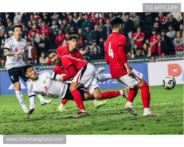 足球明星的女儿在比赛中精彩进球引发全场欢呼与关注