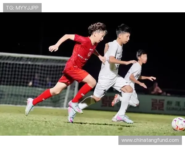 足球明星跨界挑战田径场展现运动魅力与竞技精神的精彩对决