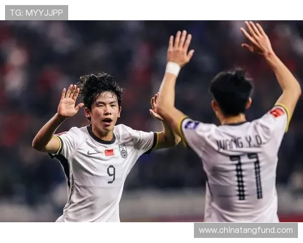 当足球明星意外踢到球迷引发的热议与反思 当足球明星意外踢到球迷引发的热议与反思