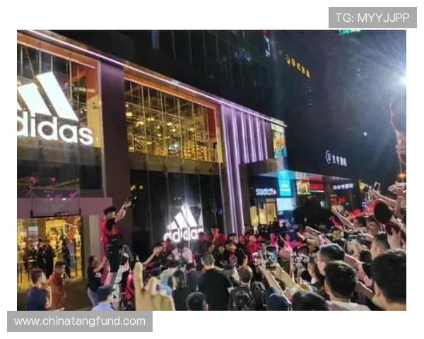 足球明星在街头遭热情粉丝追逐引发围观现场气氛火热 足球明星在街头遭热情粉丝追逐引发围观现场气氛火热